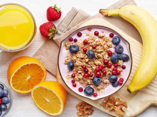 2.Avena: la avena es una de las mejores fuentes de melatonina, y por ser rica en hidratos de carbono ayuda a liberar serotonina. Sin duda una solución para combatir el insomnio. 2.Avena: la avena es una de las mejores fuentes de melatonina, y por ser rica en hidratos de carbono ayuda a liberar serotonina. Sin duda una solución para combatir el insomnio.