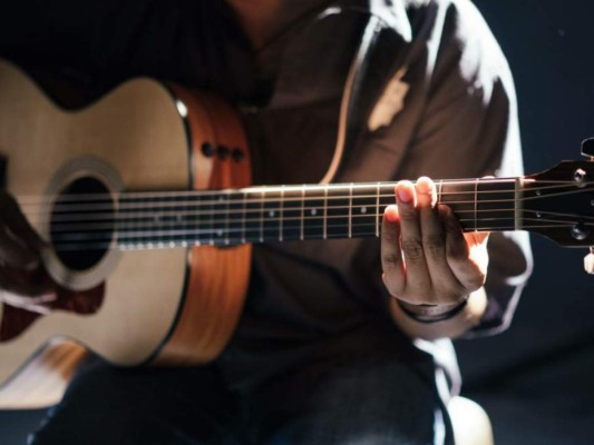 Tocar un instrumento: por medio de estudios se ha demostrado que los instrumentos musicales han ayudado al mejoramiento de las habilidades auditivas en los adultos mayores. Esta práctica también podría evitar las disminuciones cognitivas relacionadas con la edad, la alteración en la actividad cerebral indica que el cerebro se reconecta para compensar enfermedades o lesiones que podrían impedir la capacidad de una persona para realizar tareas.