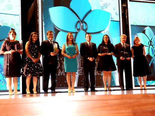 El presidente Juan Orlando Hernández junto a algunos de los ganadores de los premios Orquídea Empresarial del Año