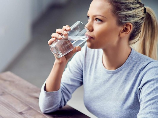 4.La hidratación constante es también básica para enfrentar males respiratorios. “Una persona hidratada tiene la sangre fluida y destila y suda más fácilmente así que cuando nos enfrentamos a enfermedades virales como esta es necesario consumir agua constantemente”. Si presentas síntomas de deshidratación, la doctora Rodríguez recomienda consumir suero casero o de los disponibles en farmacias, “también puede aplicarse un suero de rehidratación 1 a 2 veces por semana. Es muy importante beber 3 litros de agua diarios a sorbos y llevando bien las cantidades, la diferencia está en que cuando un toma de un solo uno o dos vasos de agua pues limpia y excreta rápidamente mientras que si se hace a sorbos hidrata cada zona del cuerpo y la mantiene húmeda, esto es muy bueno ya que evita que se aloje fácilmente el coronavirus ya que según se ha observado, la garganta seca favorece su propagación”.<br/>