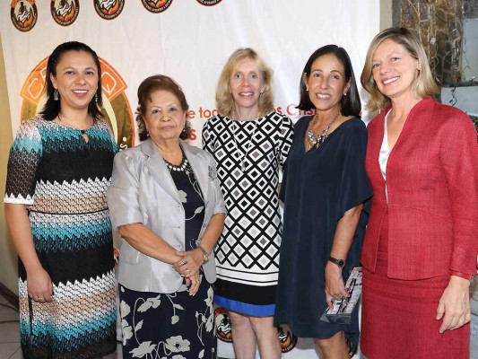 La presidenta de Crisaq Norma Sánchez con las diplomáticas Karen Ortega, Kristin Nealon, Nora Corrales y Elena Albero