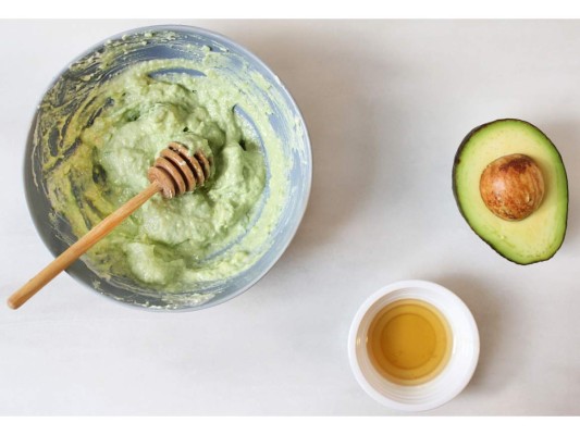 Si tienes el cabello grueso y dañado: necesitas productos humectantes e hidratantes con grasa natural.<br/><br/>Ingredientes<br/>½ aguacate<br/>1 huevo<br/>1 cucharadita de aceite de oliva<br/><br/>Preparación<br/>Vierte todos los ingredientes en el vaso de la licuadora y combina bien. Aplica desde la mitad de tu cabellera hasta las puntas. Deja actuar por 20 minutos, retira con abundante agua y shampoo.<br/>