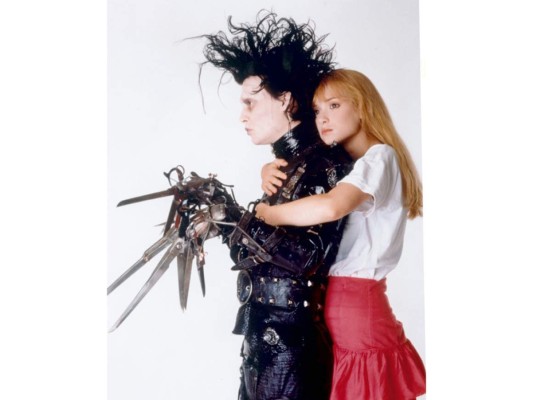 EDWARD SCISSORHANDS (1990) Hasta Tim Burton tiene su corazoncito. <br/>No hay nada que grite “noventas” como Johnny Depp y Winona Rider. Esta “comedia romántica dark”, que conocimos como “El joven manos de tijeras”, tiene muchos elementos que te harán pensar en que desde que el mundo es mundo, las apariencias engañan, y hay amores que siempre parecerán imposibles. Detrás de algo que da miedo, puede haber ternura. <br/>