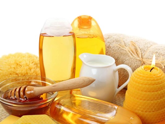 La miel es un ingrediente infaltable para elaborar tu propio desmaquillante de pestañas entre otros beneficios.