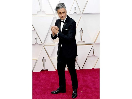 Taika Waititi: el director de Jojo Rabbit postó por un esmoquin clásico que supo combinar con un broche de brillantes en la solapa.