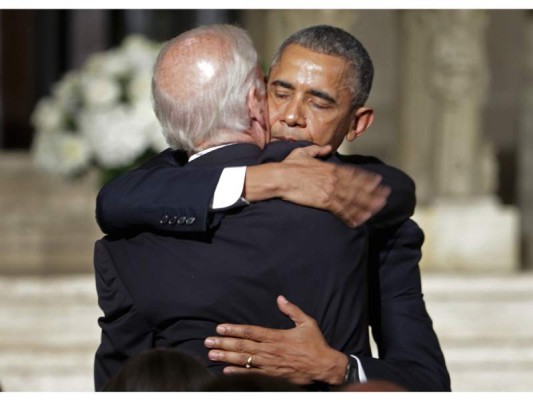 Barack Obama abraza a Biden durante el funeral de su hijo