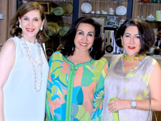 Marlen Chahín, Carolina Canahuati y Sonia Kafati, en el cóctel de Eleganza, en ocasión de celebrar el mes de las madres.