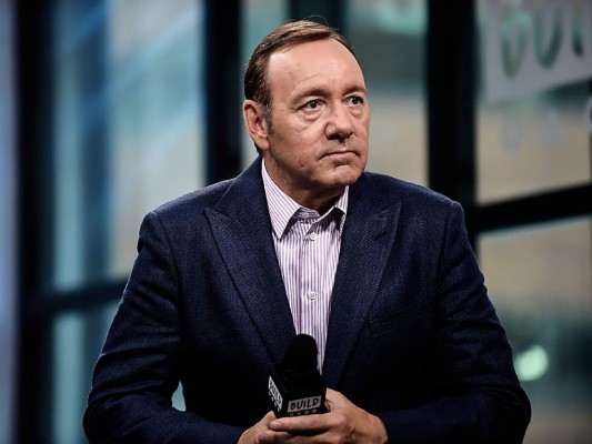 Kevin Spacey. sin duda uno de los más reconocidos actores, ganador de dos premios oscar y también en participación en videojuegos, todo una celebridad, pero sobre el recae la denuncia de 15 hombres que dicen haber sufrido de abuso por parte de la figura, fue despedido de la serie de NETFLIX '' the house of cards'' y la pelicula ''All the Money in the World'', tras ofrecer una disculpa por lo sucedido y declarar su homosexualidad.