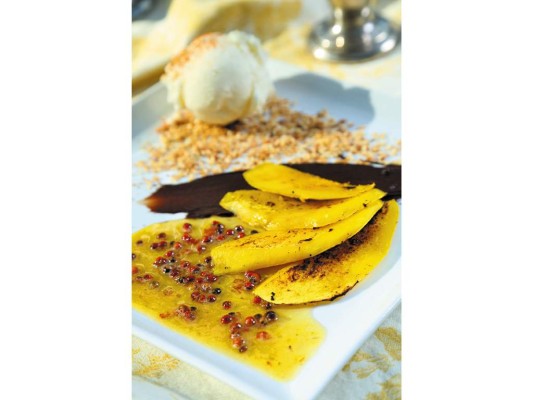 Mango flambe con coco tostado y ice cream de dulce de leche (foto: Danny Barrientos) Mango flambe con coco tostado y ice cream de dulce de leche (foto: Danny Barrientos)