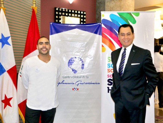 Los miembros del Centro Global de la Diplomacia Gastronómica (CGDG) Jose Luis Escalante y Guillermo Gonzáles Arica
