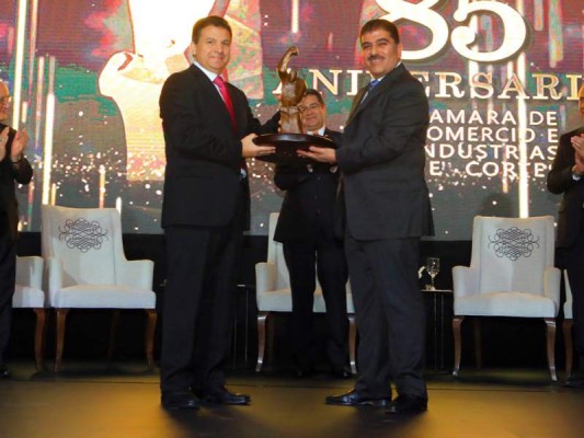 Jesús Juan Canahuati, ganador de El Forjador 2016 con Jorge Faraj, presidente de la Cámara de Comercio e Industrias de Cortés.