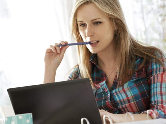 PRIORIZA. Antes de dejar que el estrés te invada, aclara tu mente y organiza tu lista de cosas por hacer según el grado de importancia. Prioriza y enfócate en lo realmente importante, tanto en tu trabajo como en tu casa, acorde a las demandas de este momento. Ordena tus pensamientos y no gastes energías en lo que no es urgente.