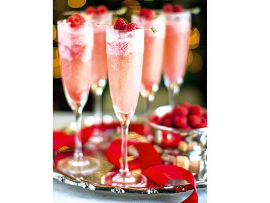 Rossini. Su color rojo provoca un chispeante brindis. Prepáralo mezclando 2/3 de cava o champagne y 1/3 de puré de fresas. Cubre con un twist de jugo de naranja y mezcla bien.