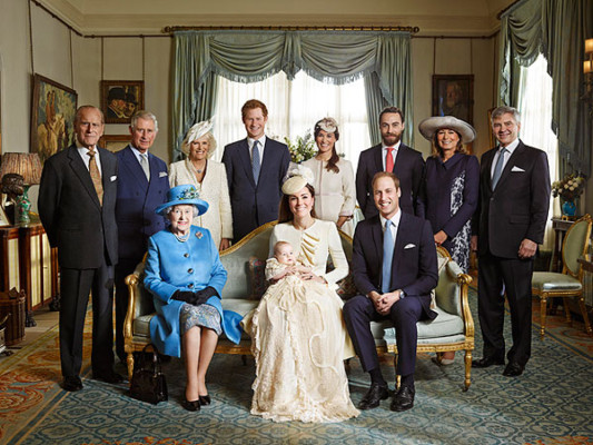 La Reina Isabel, la Duquesa de Cambridge cargando al Príncipe George, el Príncipe William. ( De izquierda a derecha) El Duque de Edinburgo, El Príncipe de Gales,la Duquesa de Cornwall, El Princípe Harry, Pippa Middleton, James Middleton, Carole Middleton y Michael Middleton.