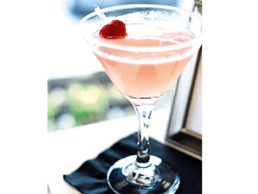 Lady in pink. Mezcla 2/4 partes de gin, 1/4 granadina, 1/4 parte de zumo de limón, agita bien y vierte sobre una copa fría con cubos de hielo.