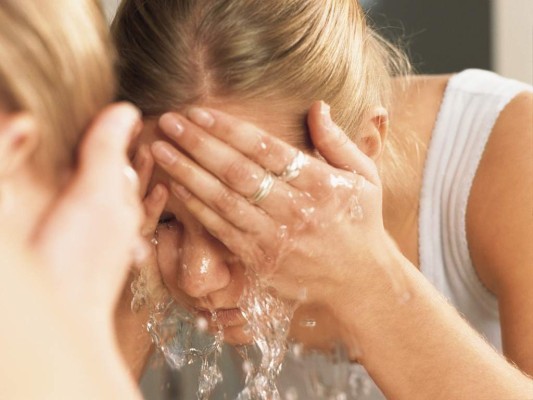El aliado perfectoEs necesario ingerir tres litros de agua para mantener hidratada la piel. Recuerda que el el agua es la encargada de transportar nutrientes, eliminar toxinas y regular la temperatura del cuerpo, entre otros. Si no bebemos la cantidad necesaria el organismo se altera y no trabaja correctamente. El aliado perfectoEs necesario ingerir tres litros de agua para mantener hidratada la piel. Recuerda que el el agua es la encargada de transportar nutrientes, eliminar toxinas y regular la temperatura del cuerpo, entre otros. Si no bebemos la cantidad necesaria el organismo se altera y no trabaja correctamente.