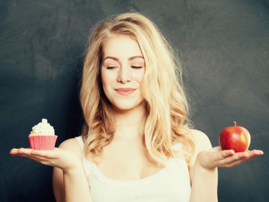 CLEAN EATING<br/><br/>¿EN QUÉ CONSISTE? Elimina en su totalidad las comidas procesadas y disminuye al máximo la grasa, azúcar, sal. En lugar de contar calorías promueve el consumo sin demasiadas restricciones de alimentos “orgánicos”.<br/><br/>LA OPINIÓN DE LA EXPERTA. “Esta modalidad resulta en una dieta muy costosa económicamente hablando y son pocos los productos realmente orgánicos que se encuentran en el mercado. Trata de eliminar azúcares, grasas y excesos en sal y mantener el metabolismo acelerado comiendo de cinco a seis pequeñas porciones durante el día. Estimula el mayor consumo de verduras y frutas frescas y aumentar la ingesta de fibra con cereales realmente integrales, incluye grasas en pequeñas porciones del salmón, aguacate y nueces”.<br/>