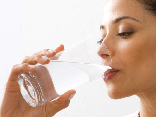12. ¡TOMA AGUA! La hidratación es una regla para una piel suave y tersa.