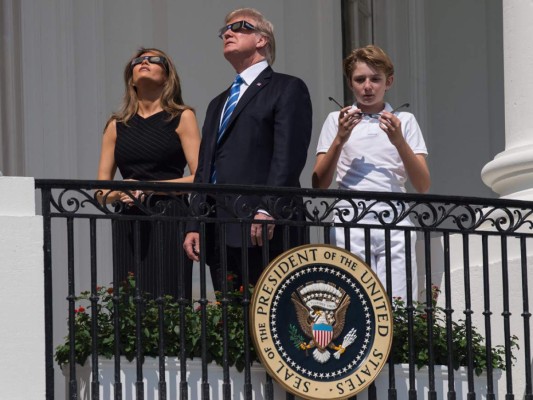 Así presenció Donald Trump el eclipse solar