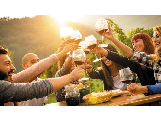 5. Estás en una fiesta y quisieras tomar algo“La recomendación es cuidar la ración de alcohol, una a dos bebidas para las mujeres y dos a tres para los hombres, evitando los cocteles azucarados a toda costa”.