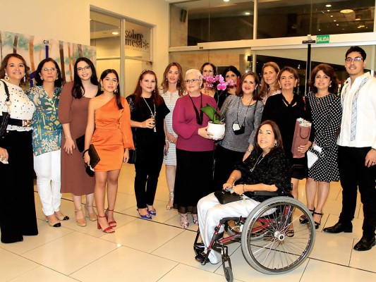 Adriana Agüero, Maria Eugenia Handal, Laraby Osorio, Paula Cervantes, Sulim Trejo, Dania Alaniz, Margarita Rodríguez, Ana Abufele, Doris Cruz, Ileana Rodríguez, Cali Fernández, Ana Borjas, Giovanna Lara, Edy Solís y Carol Verdial