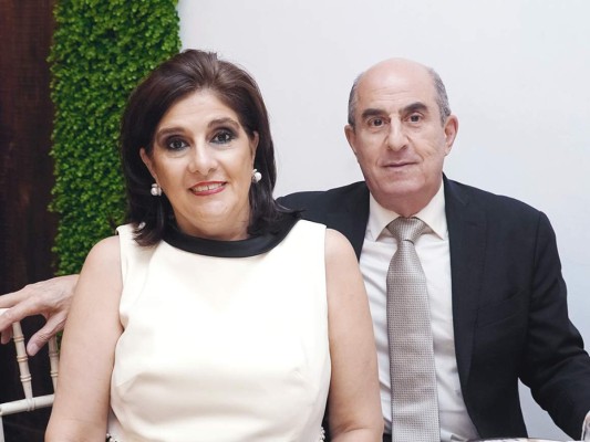 El enlace civil de Carlos Mejía y Nora Bueso