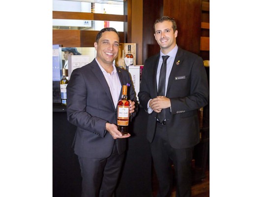 Joe Cabassa embajador de la marca The Macallan y Diego Cisneros, gerente de alimentos y bebidas del hotel Real InterContinental. Foto: Daniel Madrid