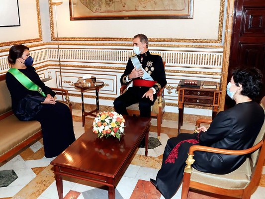 Su Majestad Felipe VI recibió en el Palacio Real a la embajadora de Honduras, María Dolores Agüero Lara