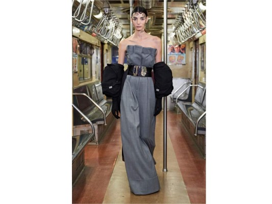 Moschino presentó su colección pre-fall 2020 en un vagón del metro de Nueva York
