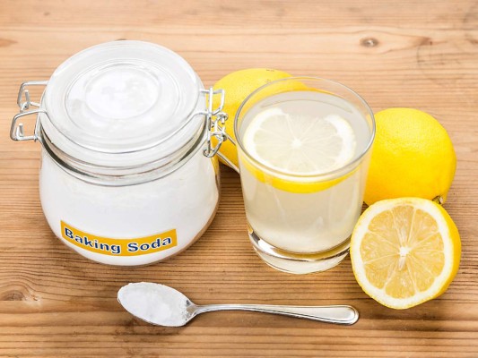 1.Cada mañana, en ayunas, toma medio vaso de agua tibia con el jugo de medio limón y la punta de una cucharadita de bicarbonato de sodio, “esta combinación nos ayuda a cambiar el PH de la sangre y es un excelente hidratante. Se puede tomar hasta por un mes”, dice la experta.