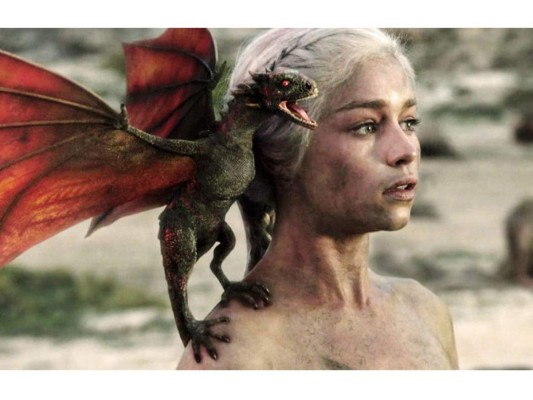 Cómo olvidar cuando finalmente nacen los pequeños dragones de Khaleesi. Insignificantes y 'cute' en su momento, pero poderosos y (semi) invencibles en la última temporada