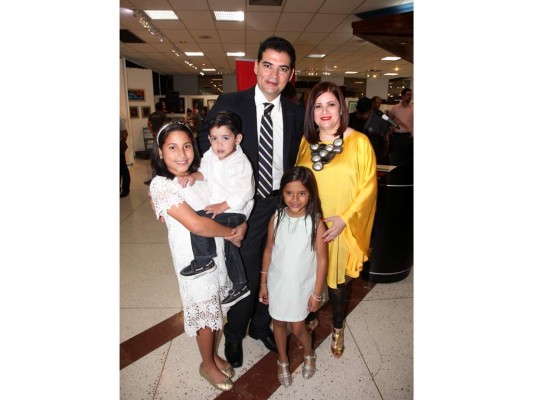 Carlos Girón y Carolina Carías con los pequeños artistas Daniela Irías, Nicolás Matuty y Lucía Saenz. Carlos Girón y Carolina Carías con los pequeños artistas Daniela Irías, Nicolás Matuty y Lucía Saenz.