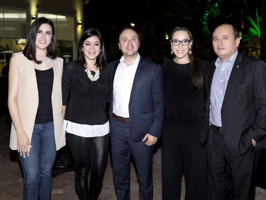 Paola Chinchilla, Sarahi y Joel Muchnik con Paola Rucks y Gonzalo Fuentes. Foto: Daniel Madrid