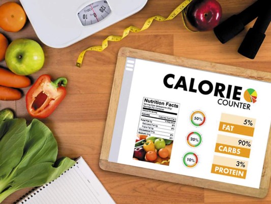 10. Contar calorías, ¿es un mito o una herramienta efectiva? Si la persona tiene el entrenamiento correcto vale la pena que se involucre en un conteo diario, pero muchas veces esto causa es-trés o comportamientos obsesivos que pueden llevarlos a la frustra-ción. Para bajar de peso no solo se necesita saber cuántas calorías se consumen, el tip más importante es como se combinan, horarios de comida y como se realiza la distribución entre carbohidratos (50 a 60%), proteínas (15 a 20%) grasas (25 a 30%) del total de calo-rías requeridas para cada persona.