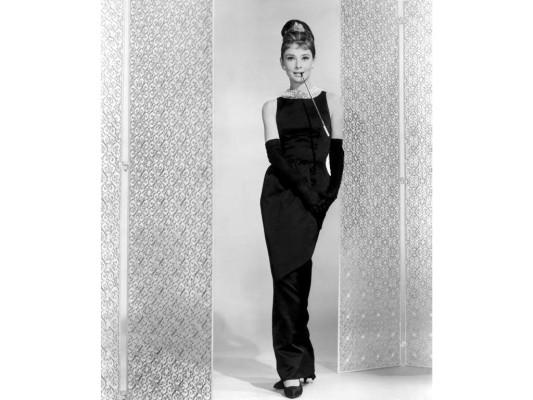 En 1961, Audrey Hepburn apareció en Breakfast at Tiffany's con un vestido de satén negro, con escote recortado en la espalda y que la actriz llevó con guantes largos, collar de vueltas de perlas y grandes gafas oscuras. Diseñado por Givenchy, se popularió al máximo y pasó a convertirse en el icónico LBD que conocemos hoy