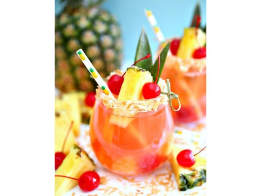 8. PIÑA. La dulzura y fácil absorción de la piña la vuelven el aliado perfecto de licores como el vodka. Además de una clásica piña colada, prueba congelarla en cubos y añadirla al momento de servir una refrescante sangría. ¡Irresistible!