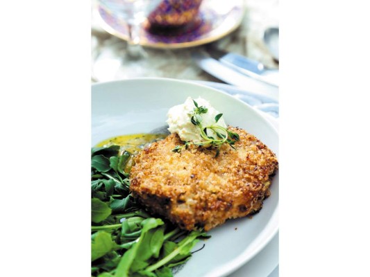Crabcake con salsa de maracuyá y aderezo de rábano (foto: Danny Barrientos) Crabcake con salsa de maracuyá y aderezo de rábano (foto: Danny Barrientos)