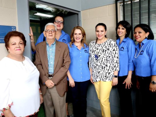 América y Tomás Aguilr, Marcela Bográn, Janina Lima, Ana García de Hernández, Dina Kafati de Mena y Dina Colindres América y Tomás Aguilr, Marcela Bográn, Janina Lima, Ana García de Hernández, Dina Kafati de Mena y Dina Colindres