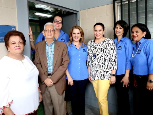 América y Tomás Aguilr, Marcela Bográn, Janina Lima, Ana García de Hernández, Dina Kafati de Mena y Dina Colindres