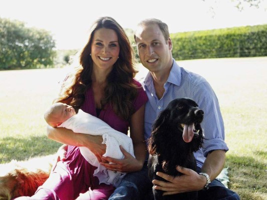 Agosto 2013Kate Middleton y el príncipe Guillermo posan para una fotografía con su hijo, el príncipe George Alexander Louis de Cambridge, en el jardín de la casa de la familia Middleton en Bucklebury, Berkshire. La fotografía fue tomada por el abuelo materno Michael Francis Middleton.