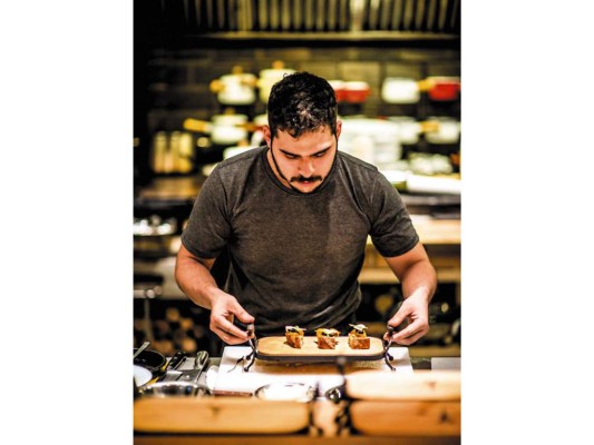 El voto de confianza de uno de los chefs más prestigiosos de Asia en la actualidad llevó a este sampedrano a vivir su sueño profesional en Tailandia y ser parte del staff de Meatlicious, un restaurante que ha cambiado la manera de comer asados en Bangkok. El voto de confianza de uno de los chefs más prestigiosos de Asia en la actualidad llevó a este sampedrano a vivir su sueño profesional en Tailandia y ser parte del staff de Meatlicious, un restaurante que ha cambiado la manera de comer asados en Bangkok.