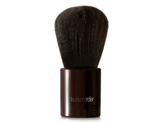 Small buffer brush. Brocha corta y redondeada de fibras naturales ultra suaves. Ideal para aplicar el blush y difuminarlo de forma uniforme. Tiene el tamaño perfecto para llevarlo a diario Small buffer brush. Brocha corta y redondeada de fibras naturales ultra suaves. Ideal para aplicar el blush y difuminarlo de forma uniforme. Tiene el tamaño perfecto para llevarlo a diario