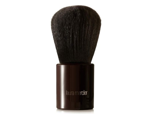 Small buffer brush. Brocha corta y redondeada de fibras naturales ultra suaves. Ideal para aplicar el blush y difuminarlo de forma uniforme. Tiene el tamaño perfecto para llevarlo a diario