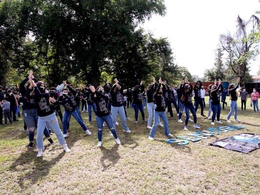 Los alumnos realizaron varias coreografías como parte del programa de inicio de clases.