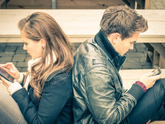 #4 Falta de comunicación. Esto no significa enviarse mensajes de texto todos los días pero fallar en comunicarle las cosas que te molestan o dejar detalles puede provocar problemas. Todo eso solo provoca que embotelles todo y eventualmente lo reveles de una forma inapropiada cuando ya no hay nada que hacer. #4 Falta de comunicación. Esto no significa enviarse mensajes de texto todos los días pero fallar en comunicarle las cosas que te molestan o dejar detalles puede provocar problemas. Todo eso solo provoca que embotelles todo y eventualmente lo reveles de una forma inapropiada cuando ya no hay nada que hacer.