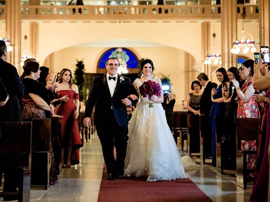Daniela Lama desfilando hacia el altar de la Basílica de Suyapa junto a su padre Carlos Lama Daniela Lama desfilando hacia el altar de la Basílica de Suyapa junto a su padre Carlos Lama