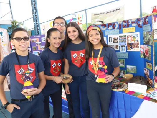 Macris School realiza Feria de Identidad Nacional
