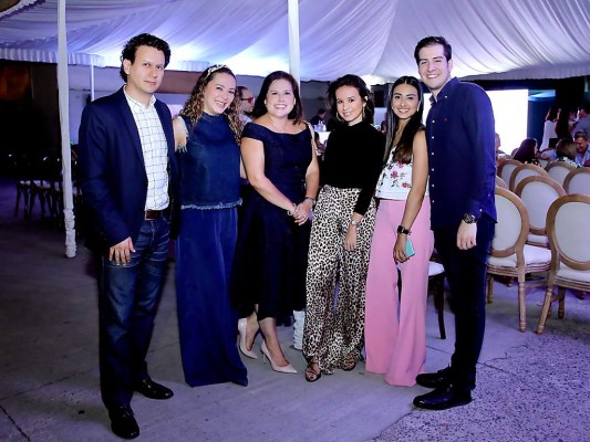 Julio Chávez, María José Abedrabo, Ana Clemencia Férez, Fabiana Bueso y José Teffel. Julio Chávez, María José Abedrabo, Ana Clemencia Férez, Fabiana Bueso y José Teffel.