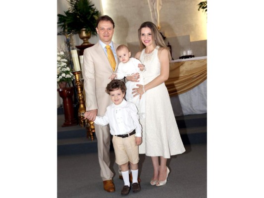Javier y Viviana Guevara bautizan a su hija Ariana Sofía