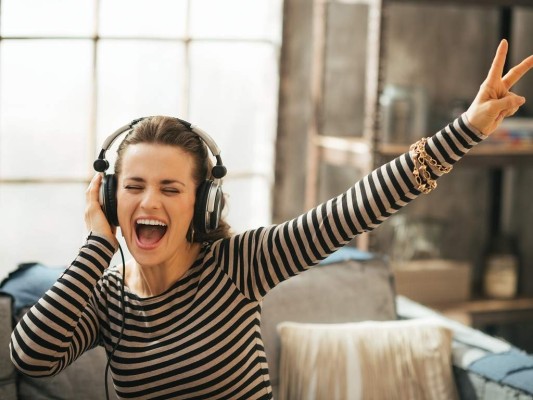 #1 Escucha la música que amas. La música es una poderosa herramienta para cambiar tu humor y tu mentalidad. Solo asegúrate de elegir música que te cargue de energía y te eleve.